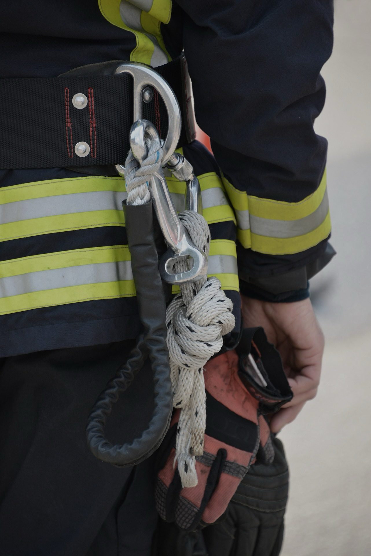 Vigile del fuoco con corda — sicurezza antincendio